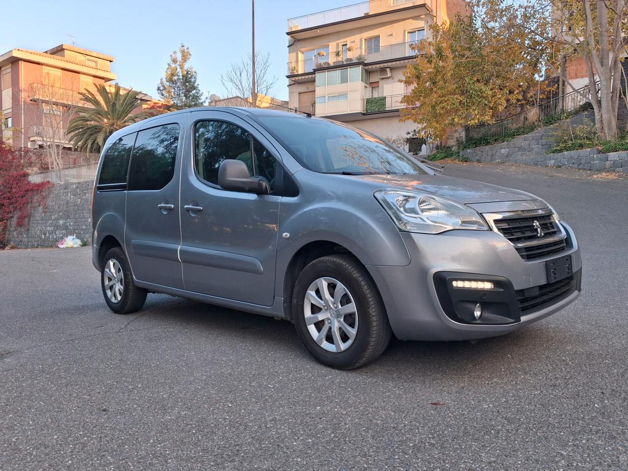 Peugeot Partner Pianale ribassato con rampa disabili in carrozzina