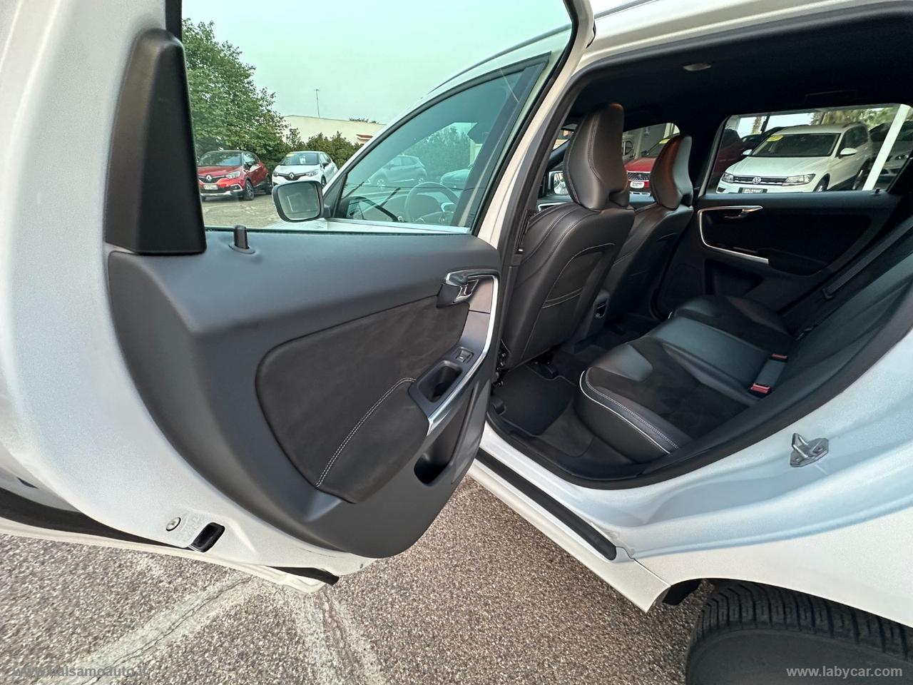 VOLVO XC60 D4 AWD R-design Momentum