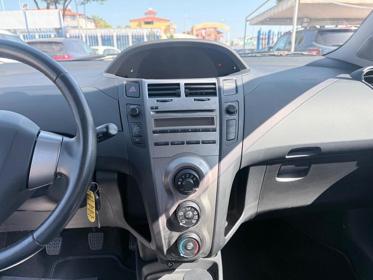 Toyota Yaris 1.0 5 porte Luxury pack