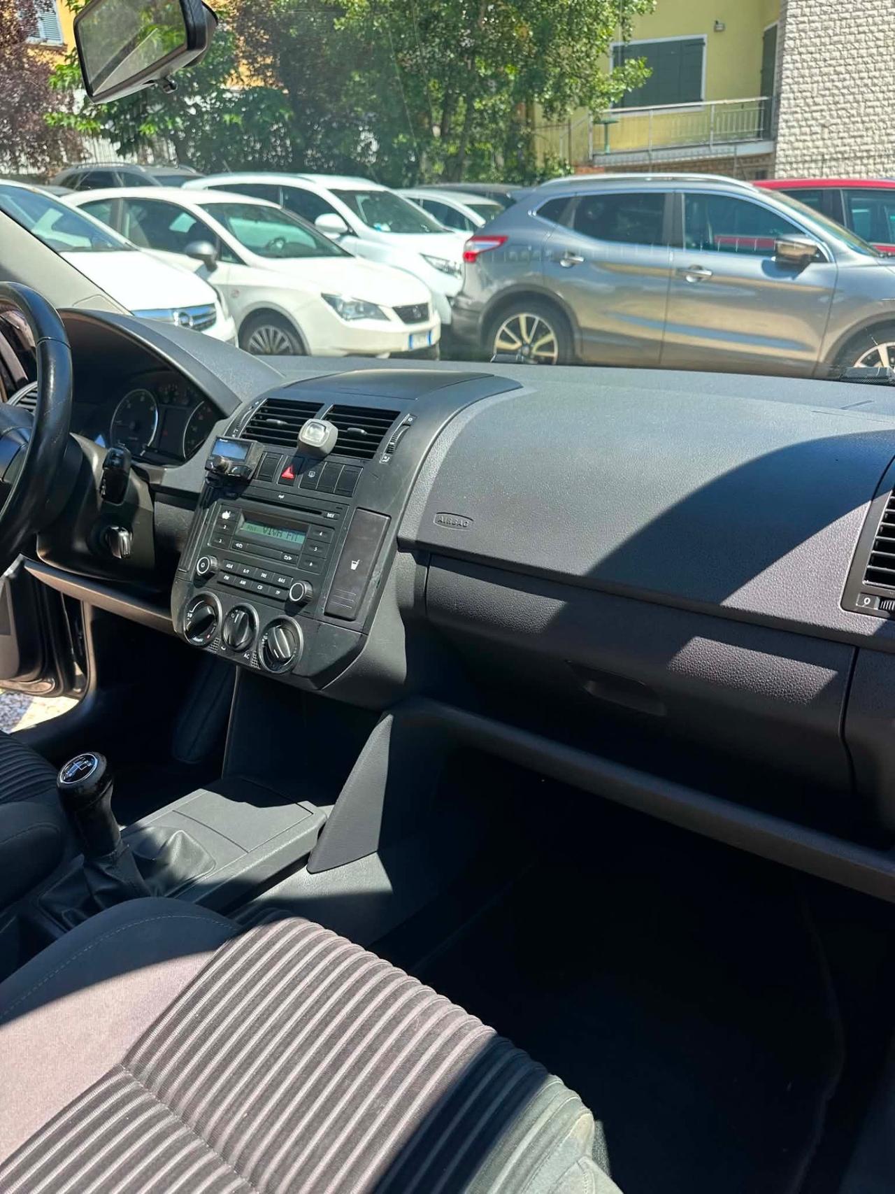 Volkswagen POLO 1.4/80CV TDI 5P SPORTLINE NEOPAT