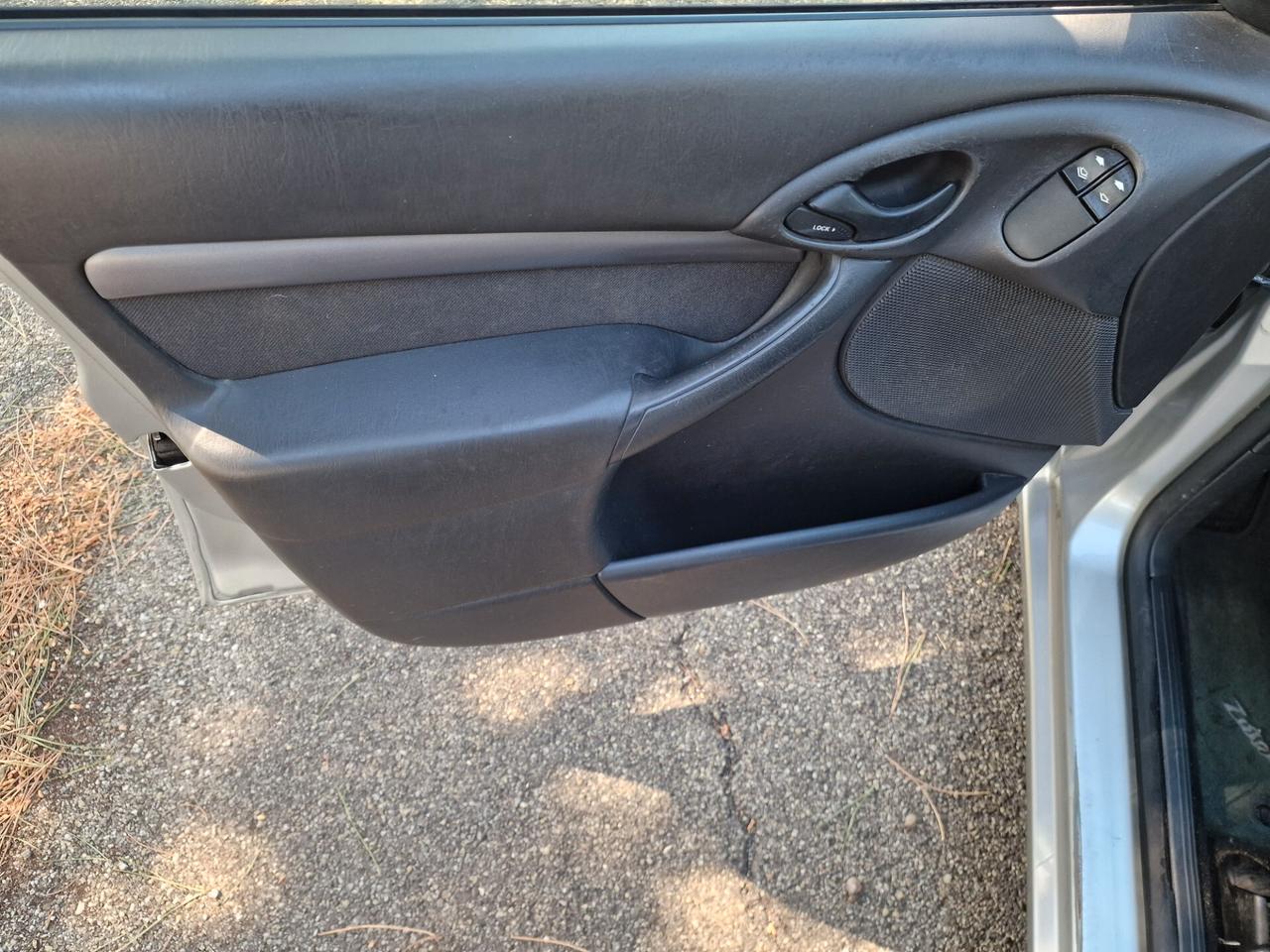 Ford Focus 1.6i 16V cat 5p. Ambiente