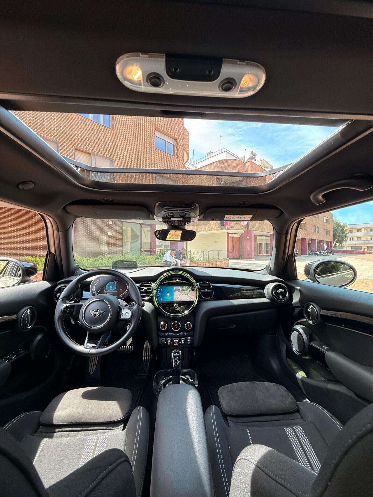 Mini Mini 2.0 John Cooper Works interno ed esterno