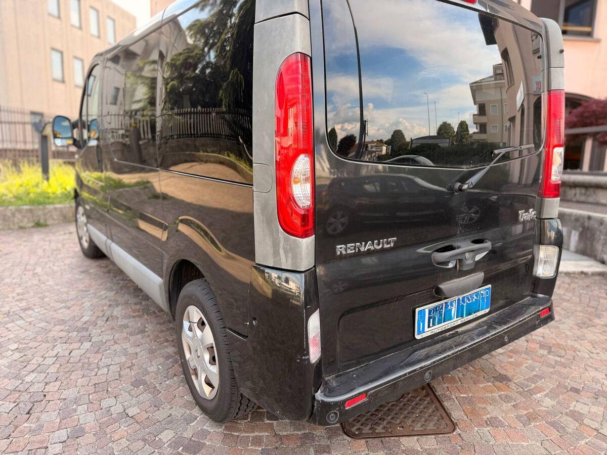 Renault TRAFIC PASSENGER 2.0 D 9 POSTI