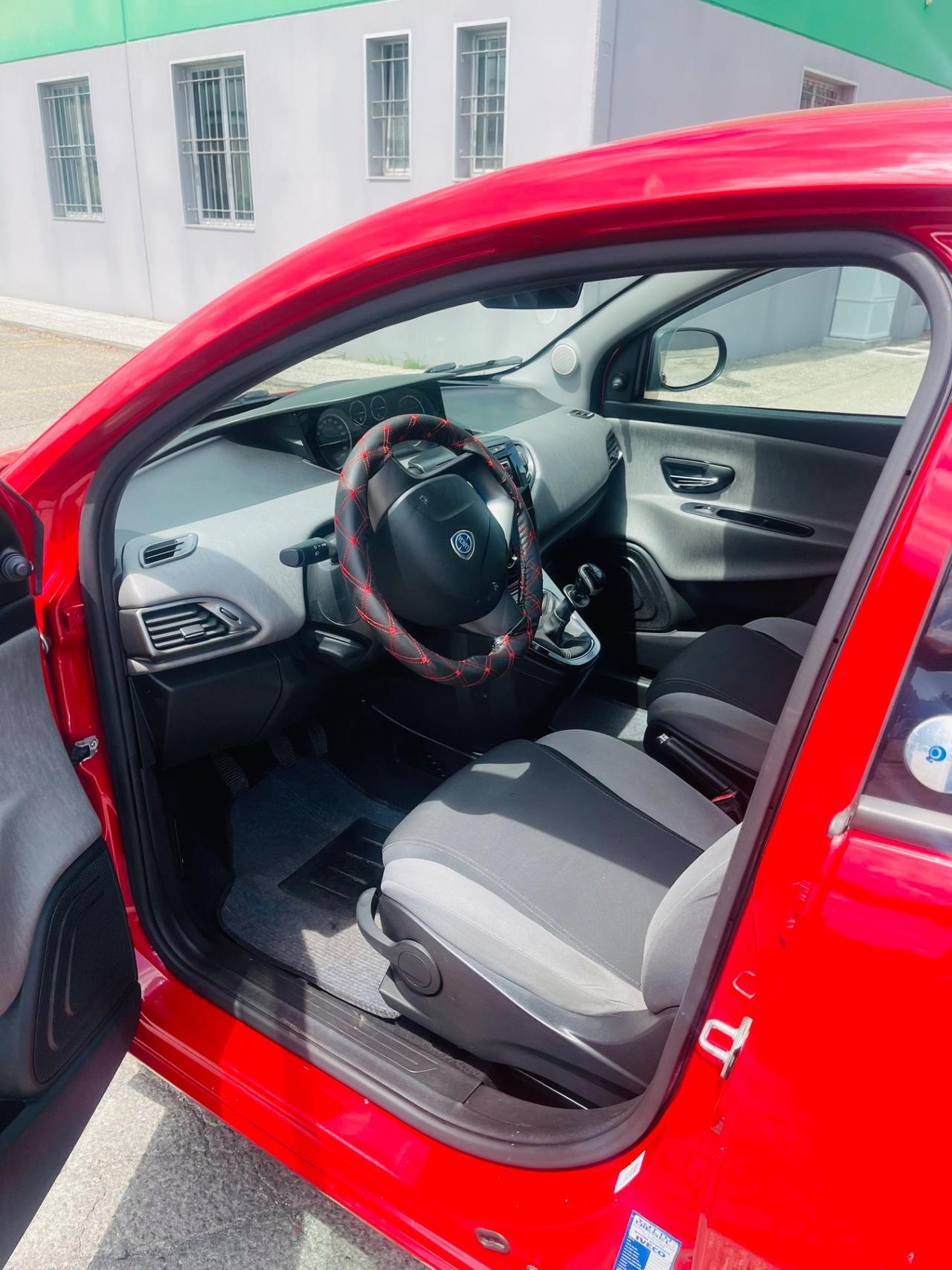 Lancia Ypsilon 1.2 69 CV 5 porte GPL Ecochic Silver