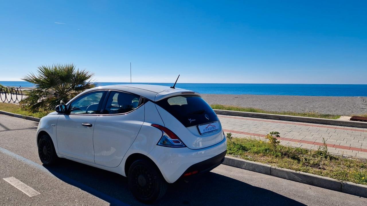 Lancia Ypsilon 1.0 FireFly 5 porte S&S Hybrid Ecochic Silver