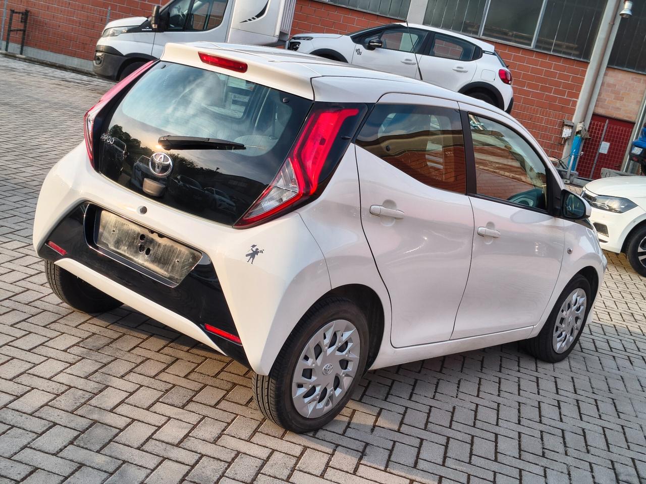 Toyota Aygo Connect 1.0 VVT-i 72 CV 5 porte x-fun