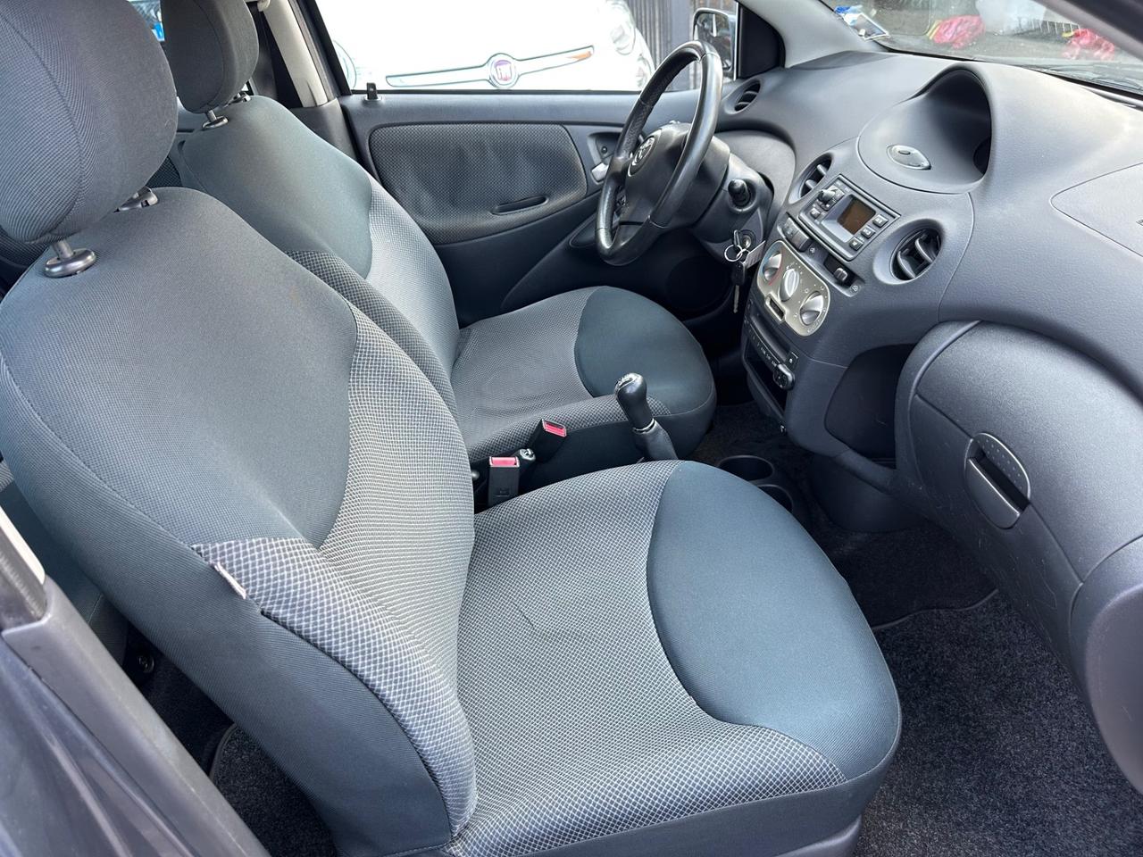 Toyota Yaris 1.0i 16V cat 5 porte Sol