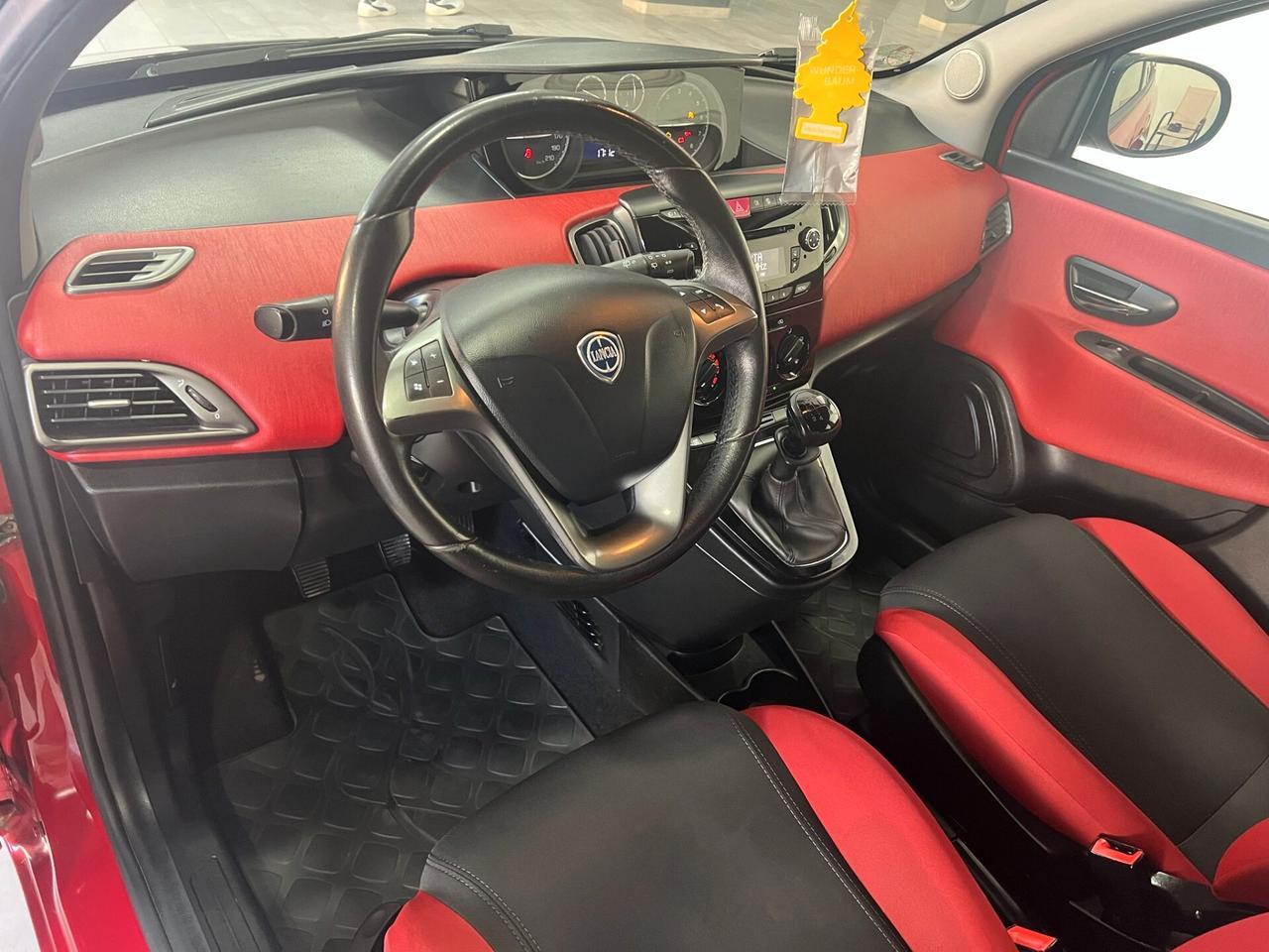 Lancia Ypsilon 1.2 69 CV 5 porte S&S Black&Red