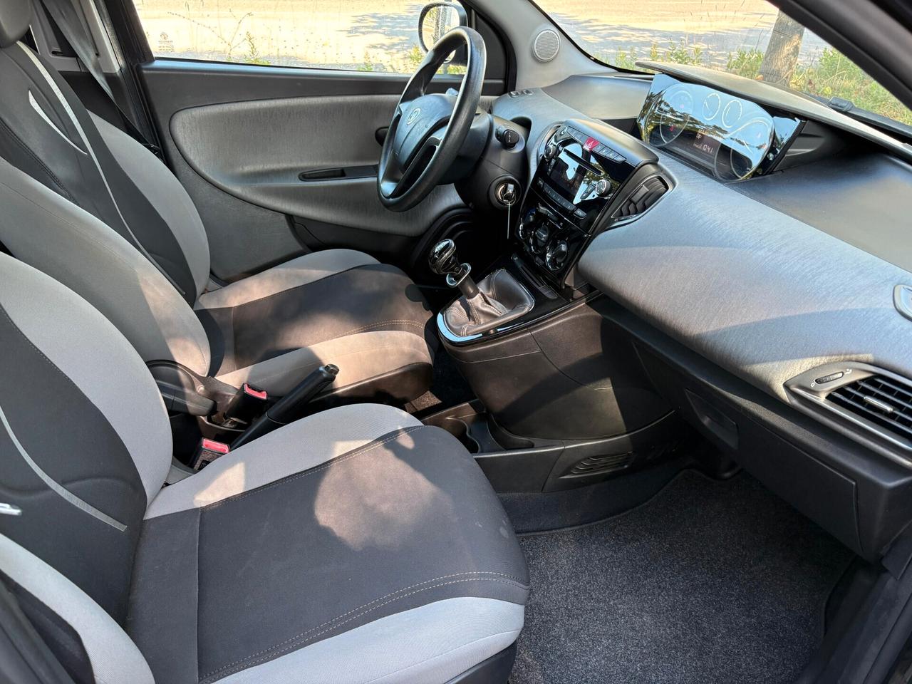 Lancia Ypsilon 0.9 TwinAir 85 CV 5 porte Metano Ecochic Silver