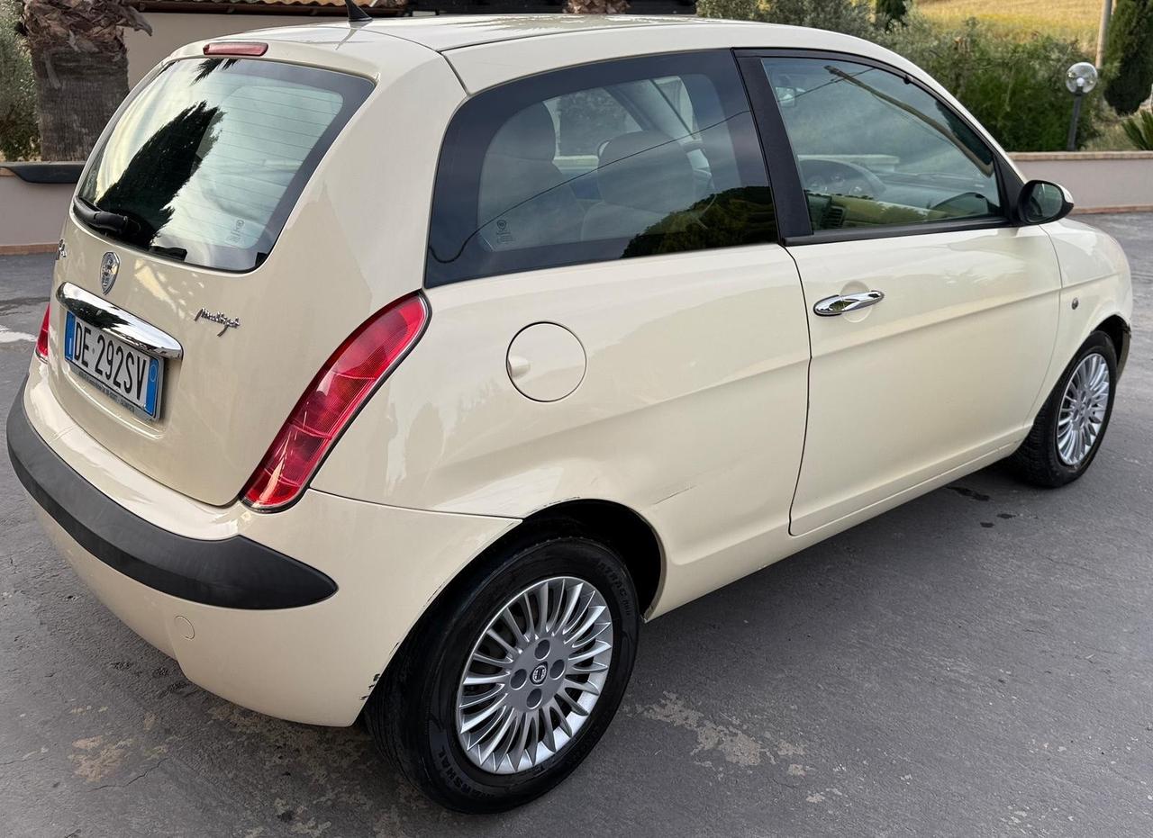 Lancia Ypsilon 1.3 MJT 75 CV Platino