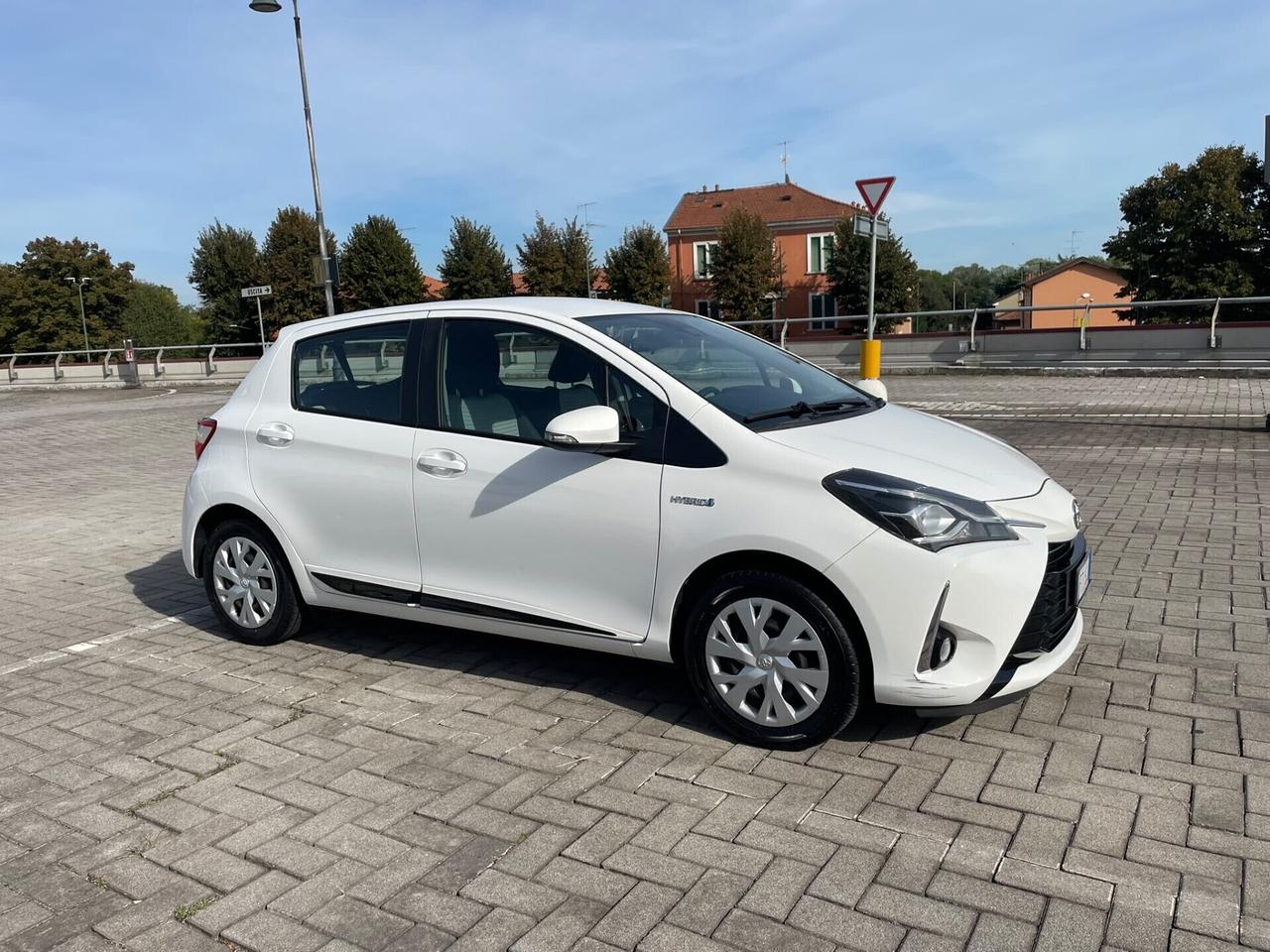 Toyota Yaris 1.5 Full Hybrid 5 porte Active 12 MESI GARANZIA