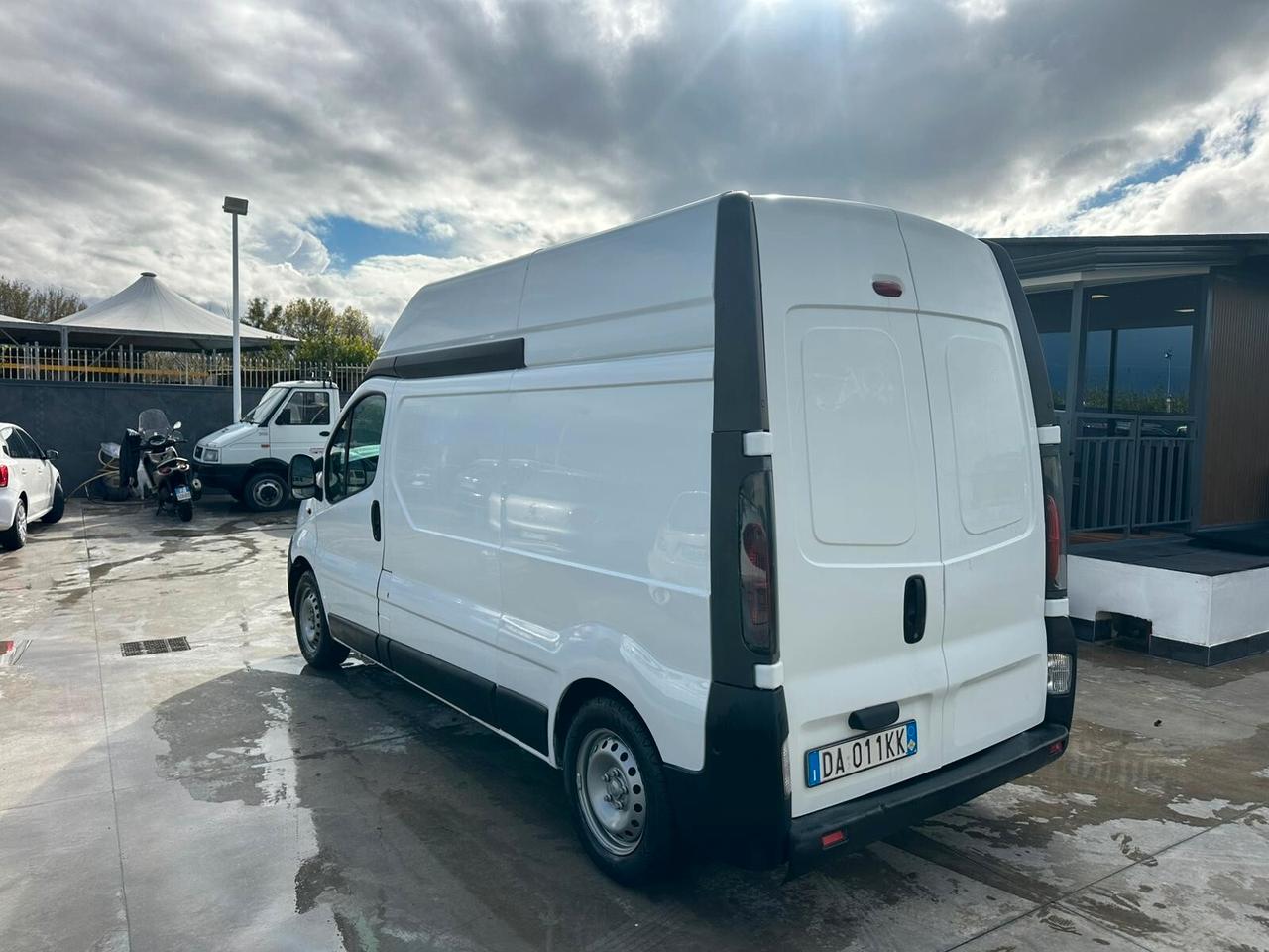 FORD TRAFIC TETTO ALTO CON PEDANA IDRAULICA