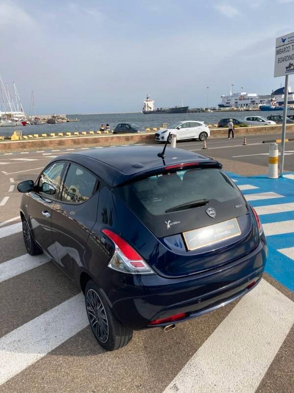 Lancia Ypsilon 1.0 firefly hybrid Silver s&s 70cv