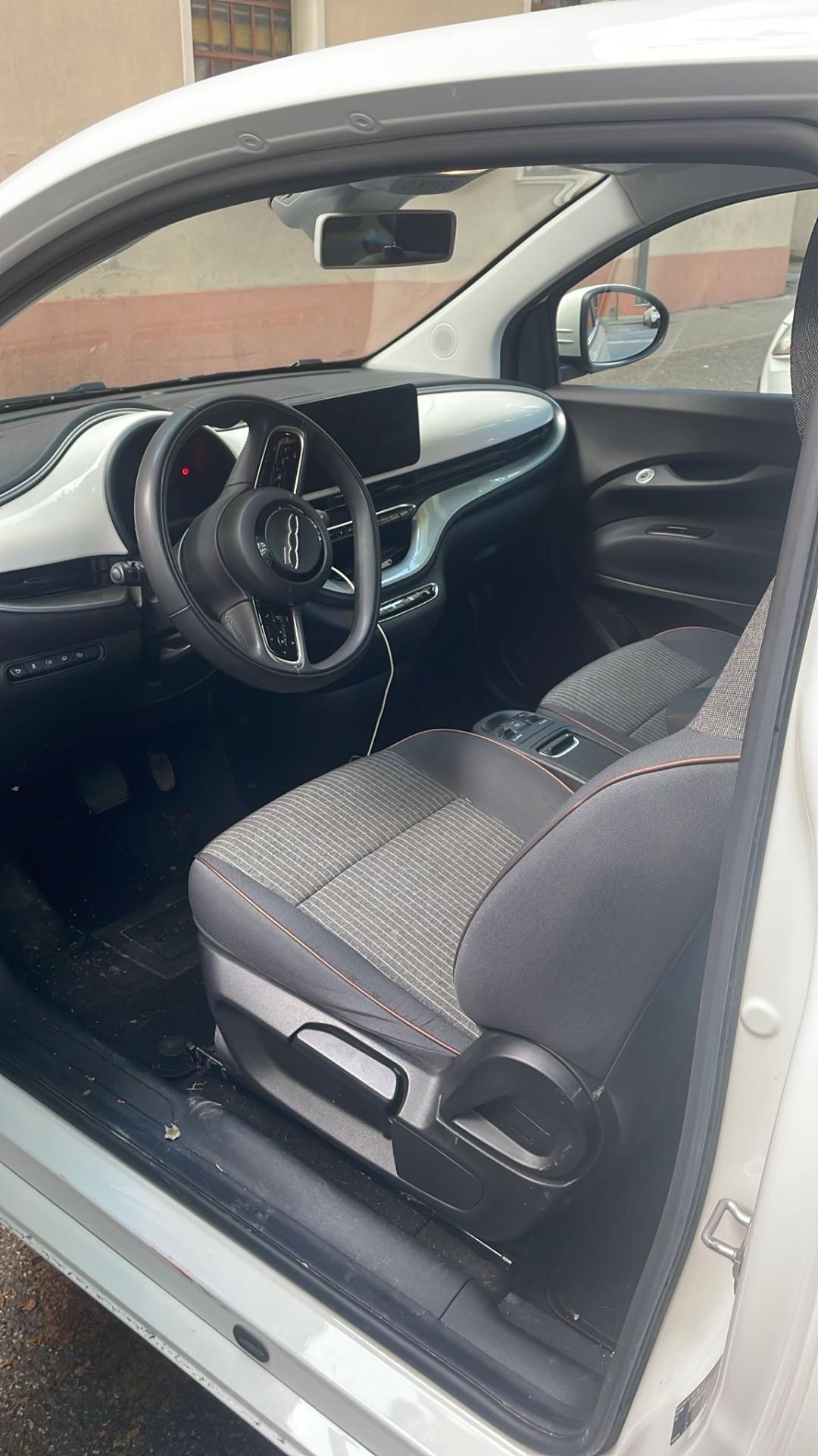 Fiat 500e Berlina 42 kWh Icon 320 km autonomia