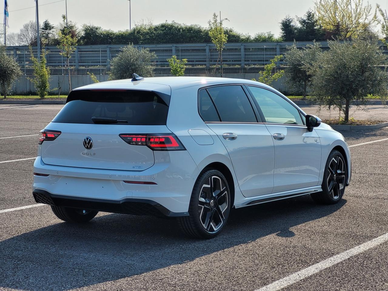 Volkswagen Golf 1.5 etsi R-Line 150cv dsg IQ. DRIVE