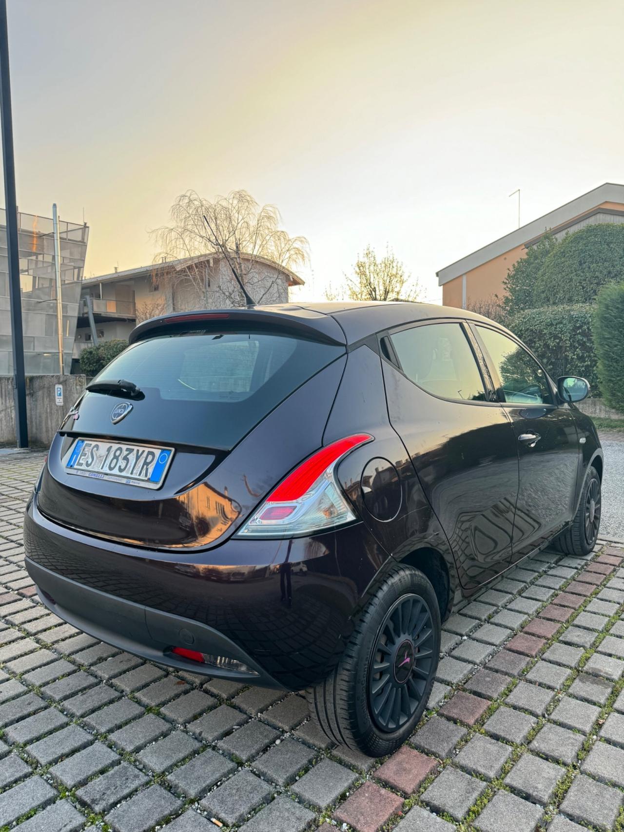 Lancia Ypsilon 1.2 69 CV 5 porte S&S Platinum