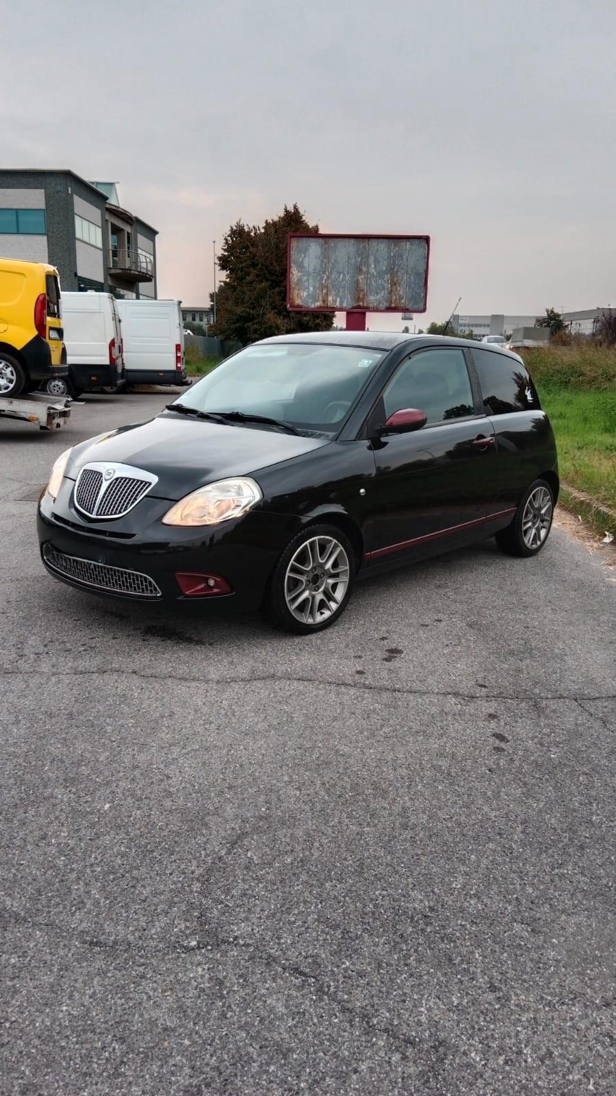 Lancia Ypsilon 1.4 16V Sport MomoDesign