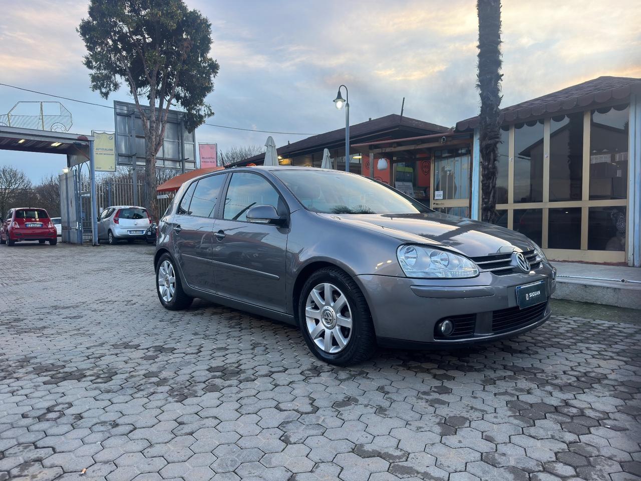 Volkswagen Golf ADATTA A NEOPATENTATI 1.6 16V FSI 5p. Comfortline