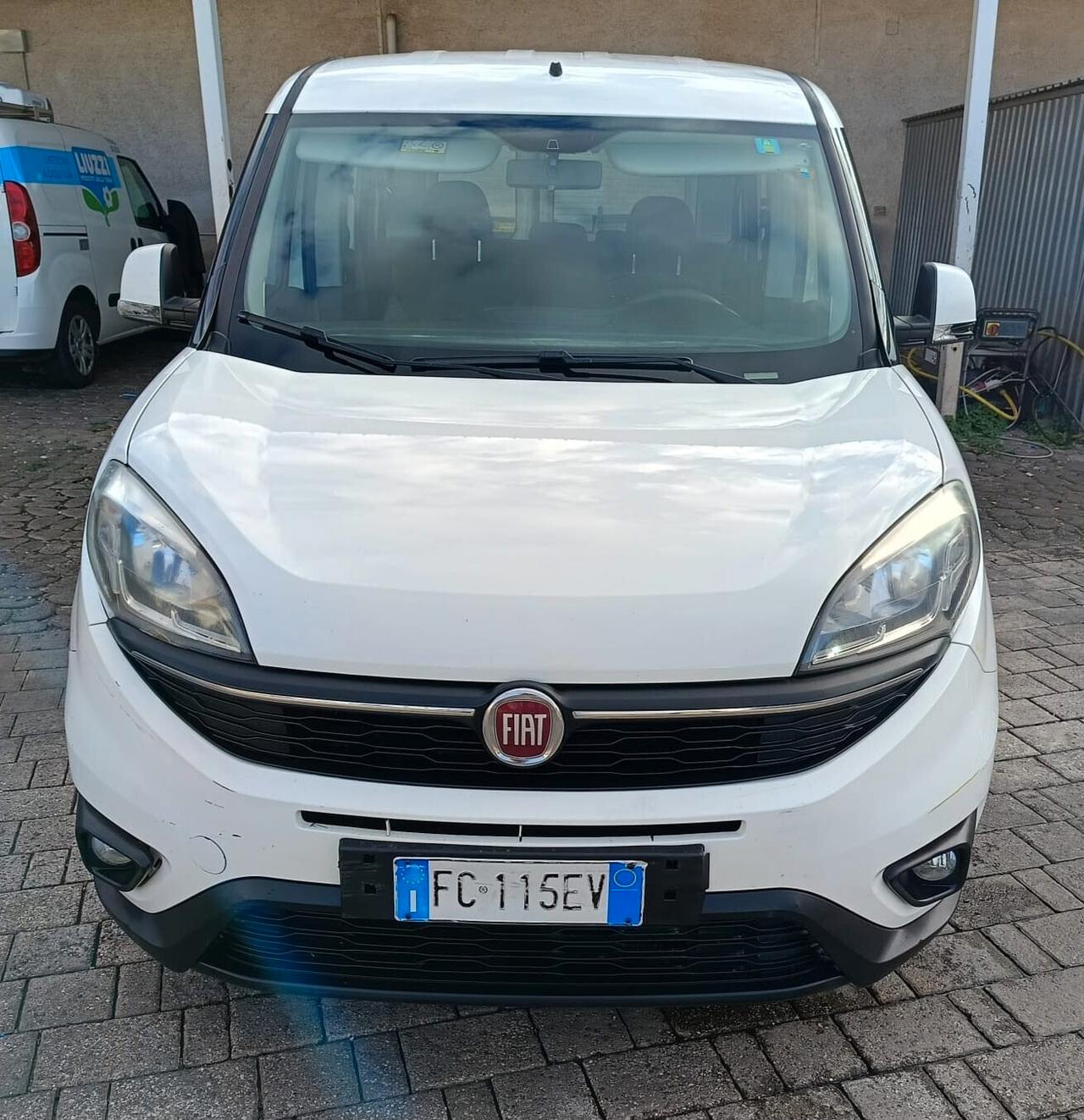Fiat Doblo 1.3 MTJ Autocarro con gancio traino N1 5 posti