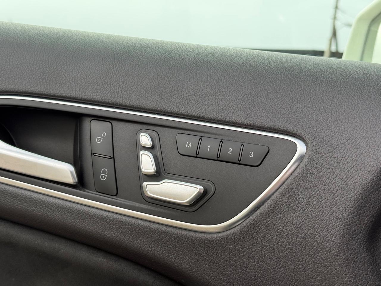 Mercedes-benz GLA 200 d Automatic Premium AMG Led Pelle Navy Cam 360*Bi xenon