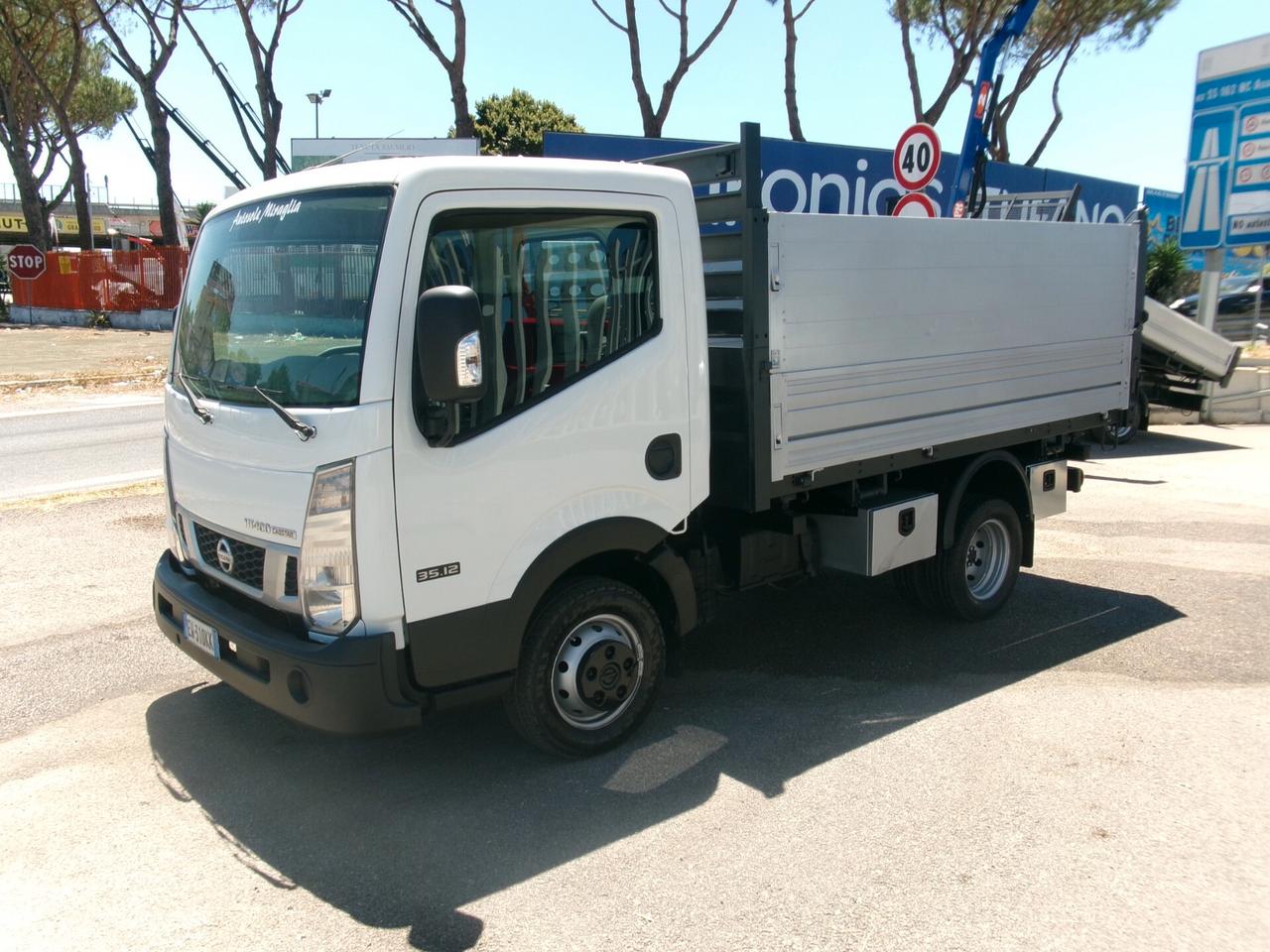 Nissan Cabstar NT 400 35-12 E5 RIBALTABILE TRILATERALE CON SOVRASPONDE GANCIO TRAINO