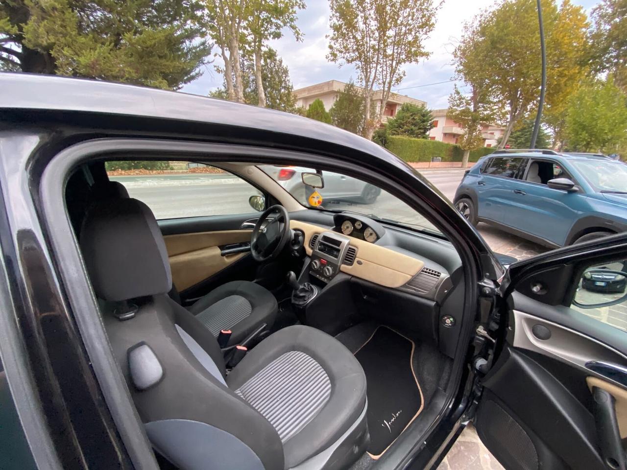 Lancia Ypsilon 1.3 MJT 75 CV Platino