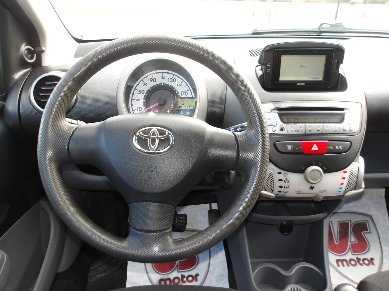 TOYOTA AYGO 1.0 BENZ-2011