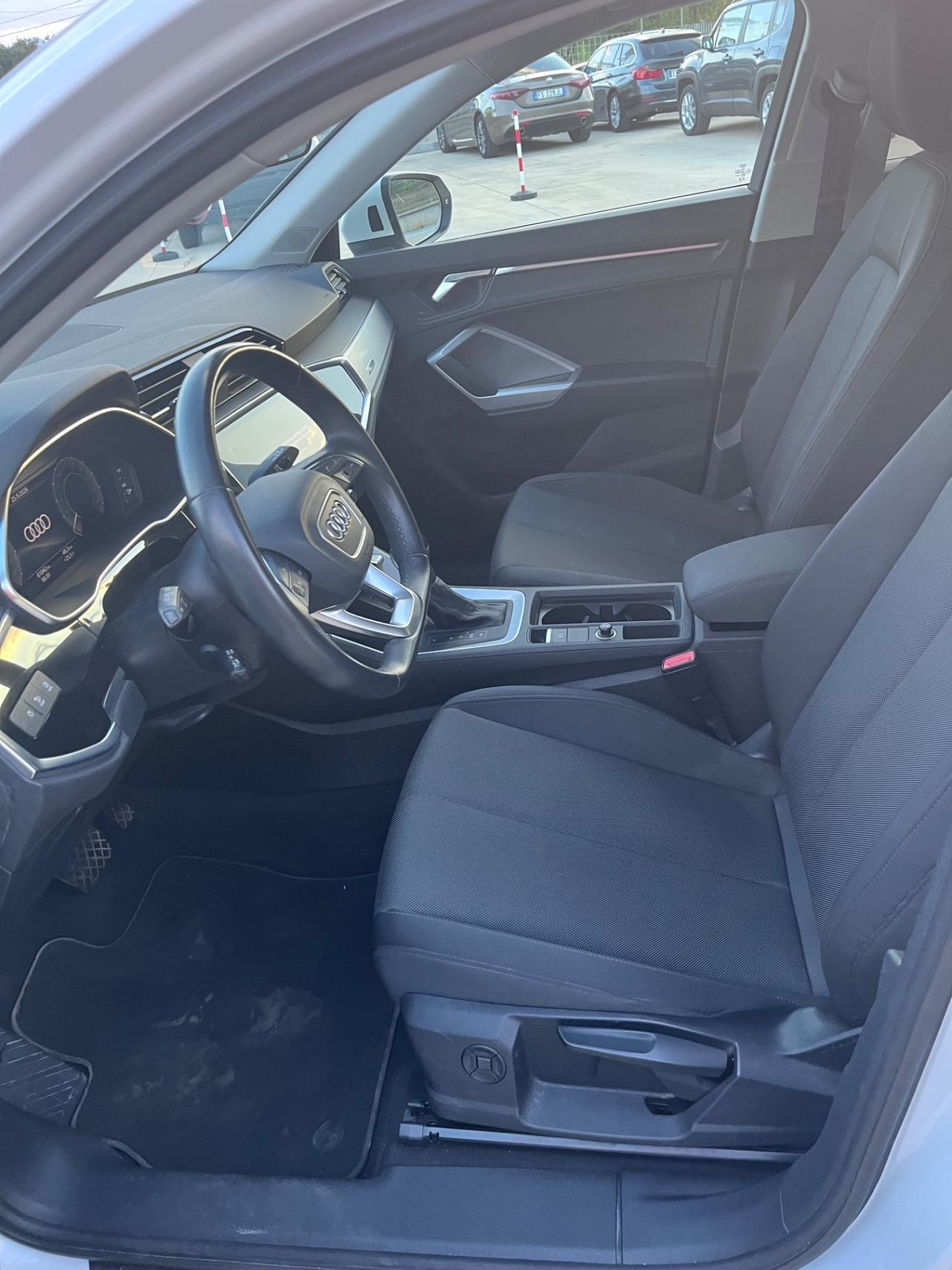 Audi Q3 45 TFSI e S tronic Business