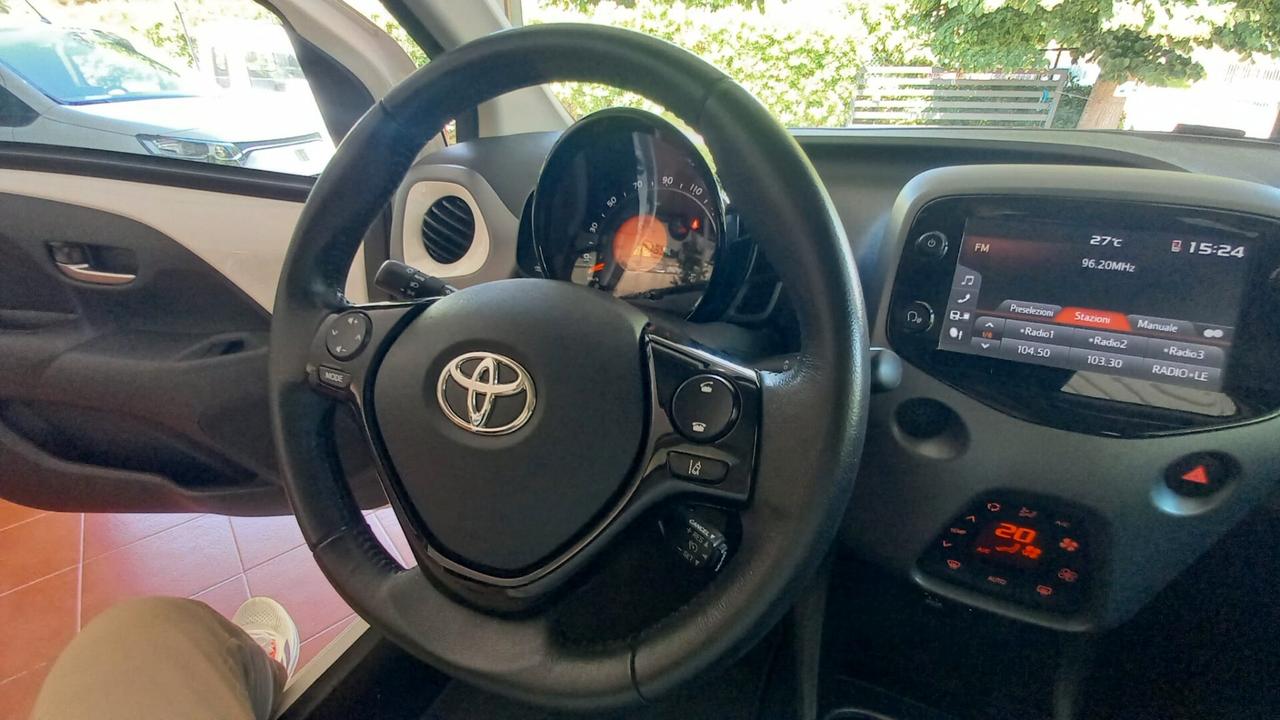 Toyota Aygo Connect 1.0 VVT-i 72 CV 5 porte x-clusiv red style