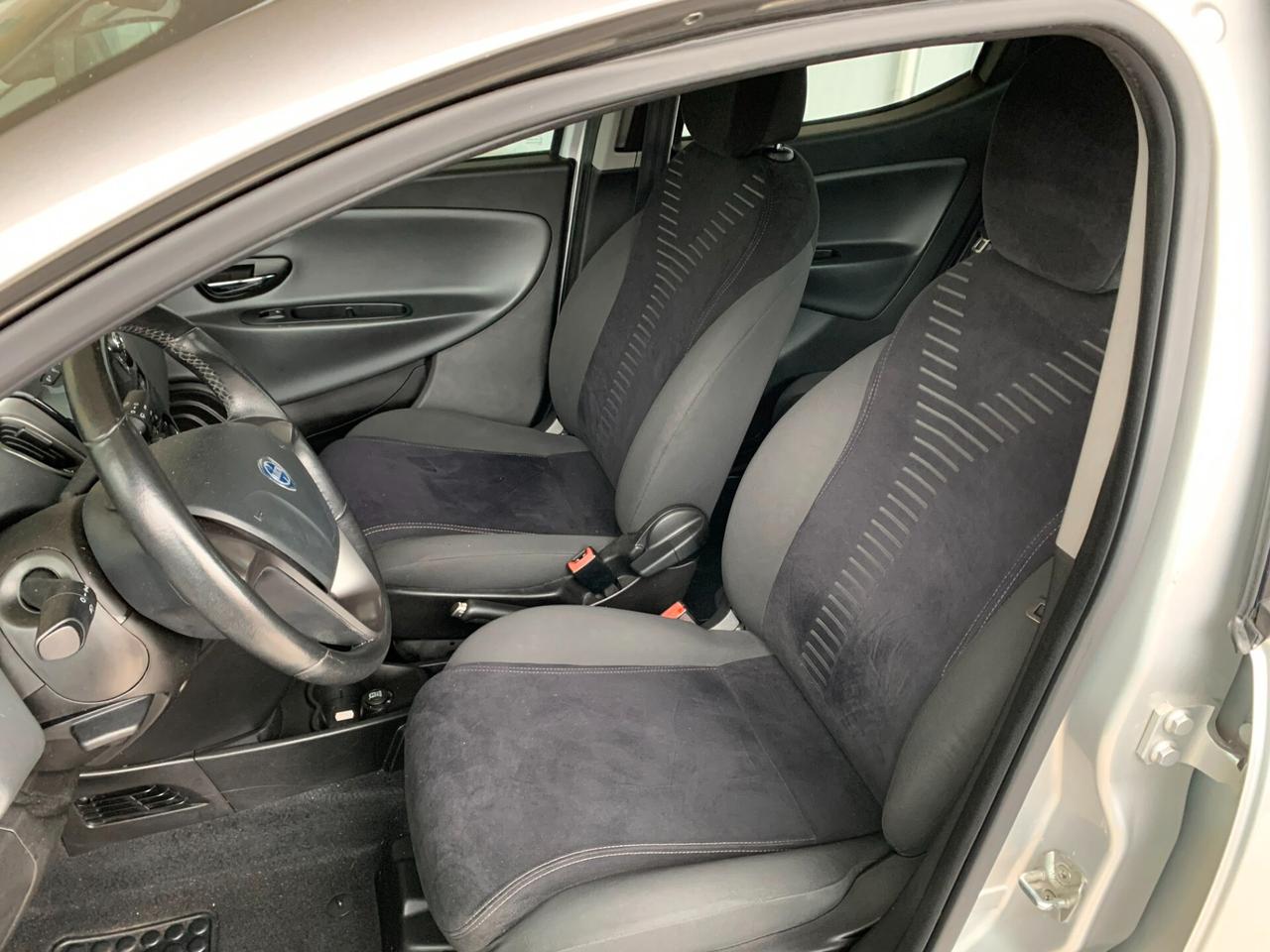 Lancia Ypsilon 0.9 TwinAir 85 CV 5 porte S&S Platinum
