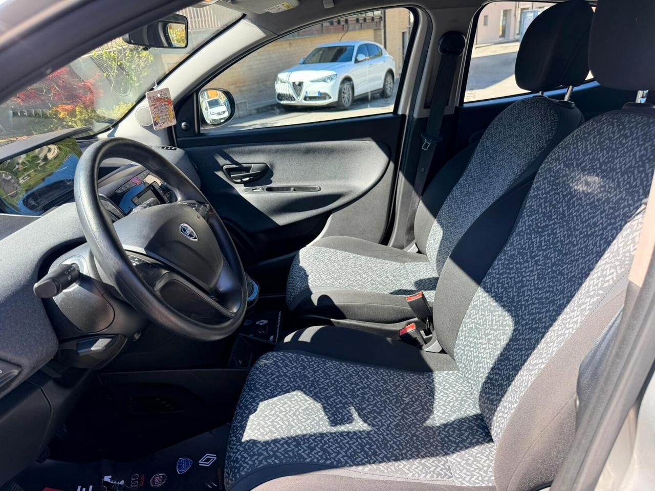 Lancia Ypsilon 1.0 FireFly 5 porte S&S Hybrid Ecochic Silver