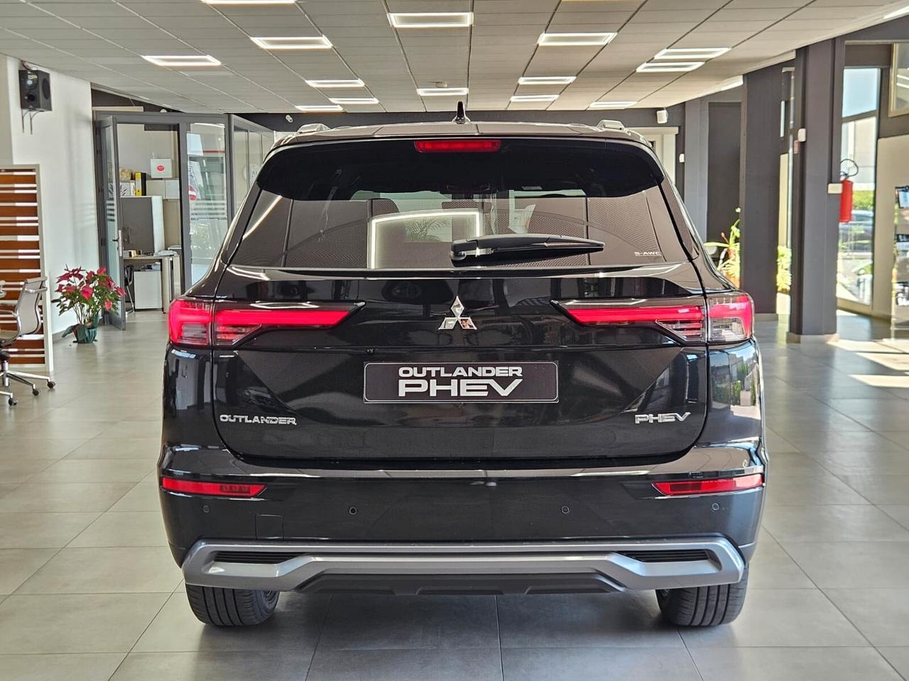 Mitsubishi Outlander DISPONIBILE IN VARIE COLORAZIONI E ALLESTIMENTI - CONCESSIONARIO UFFICIALE