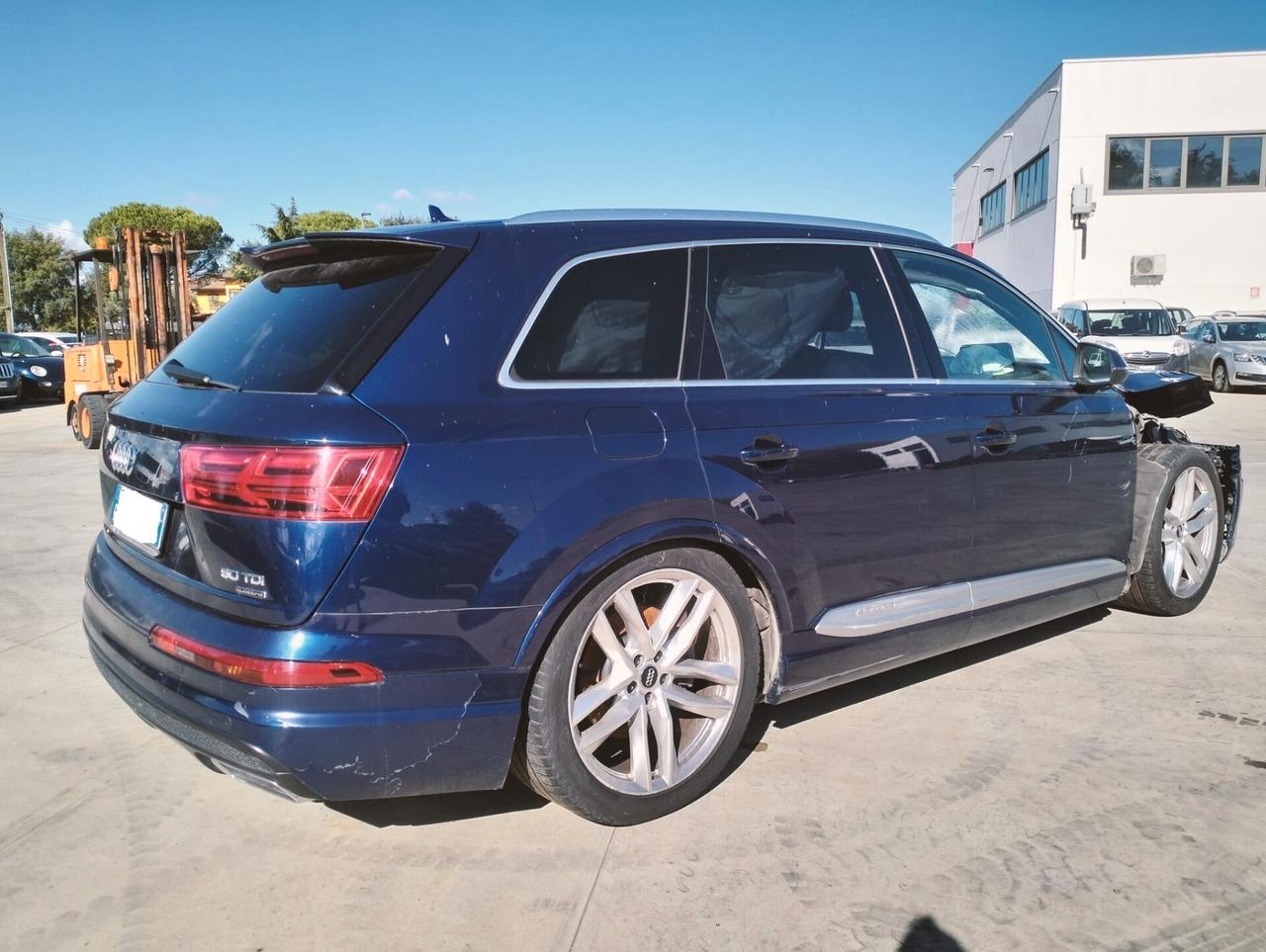 Audi Q7 50 3.0 TDI quattro S-Line 7 posti - SINISTRATA - NO EXPORT -