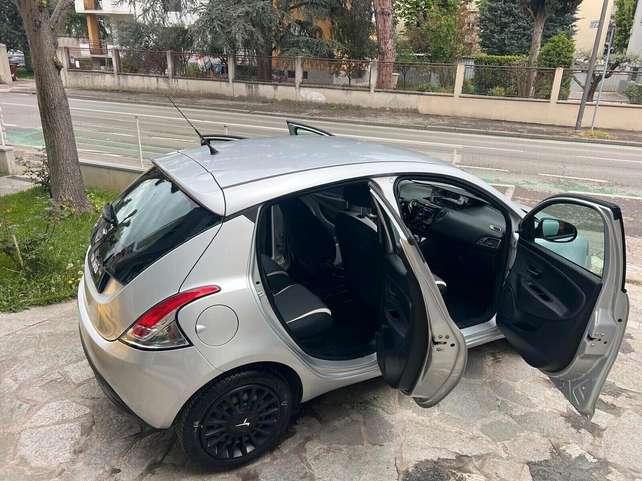 LANCIA YPSILON 1.2 69cv 5p SILVER UNICO PROP.