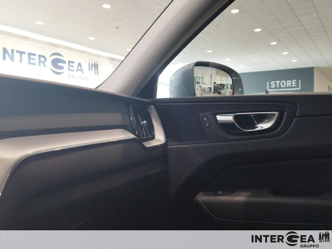 VOLVO XC60 2.0 b4 Momentum Pro auto