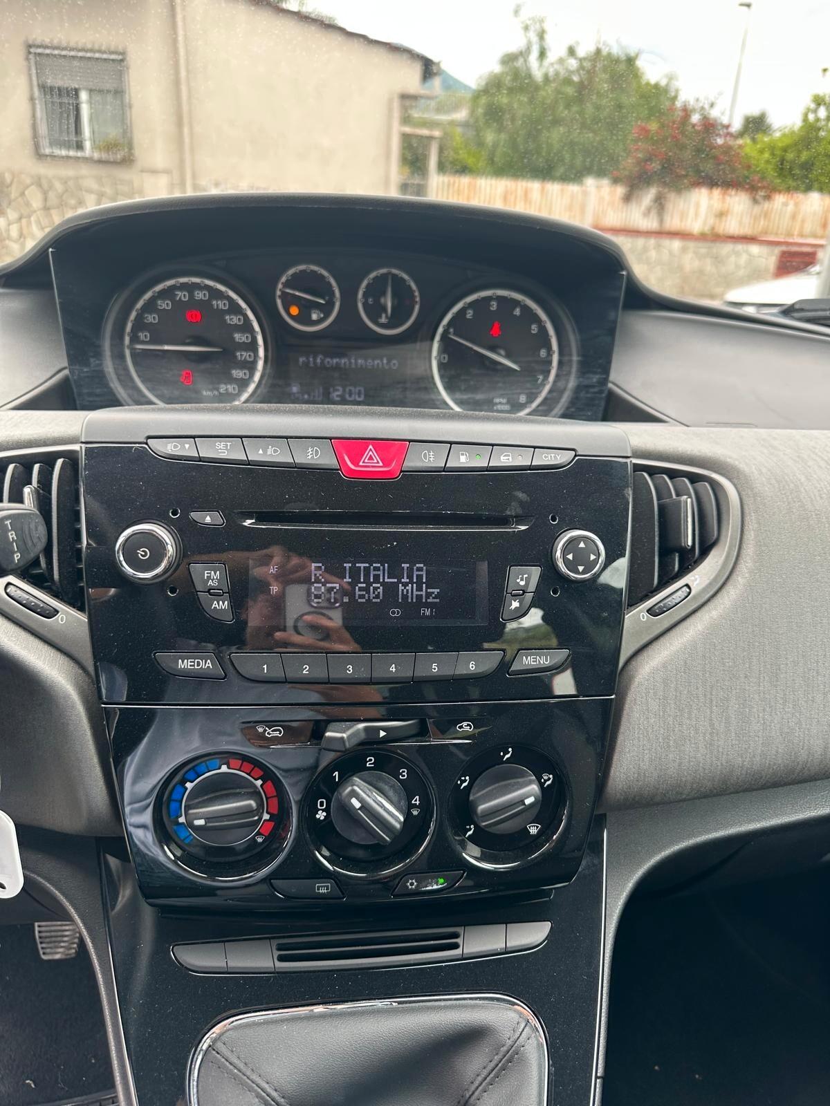 Lancia Ypsilon 1.2 69 CV 5 porte GPL Ecochic Silver-2014