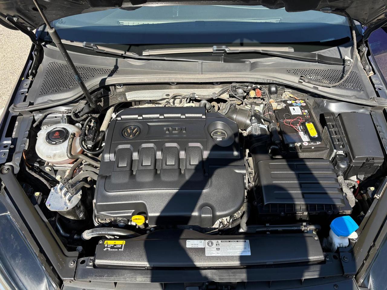 Volkswagen Golf 2.0 TDI 5p. R Line