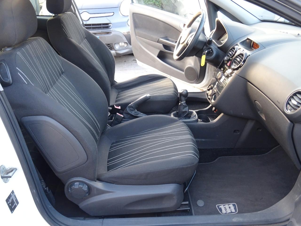 Opel Corsa 1.2 3 porte Club OK NEOPATENTATI