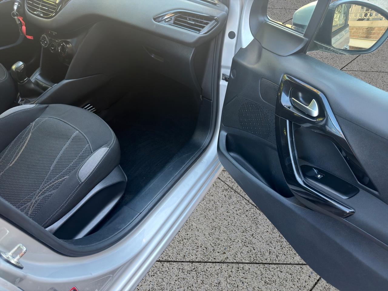 Peugeot 208 1.4 HDi 68 CV Active-TOUCHSCREEN