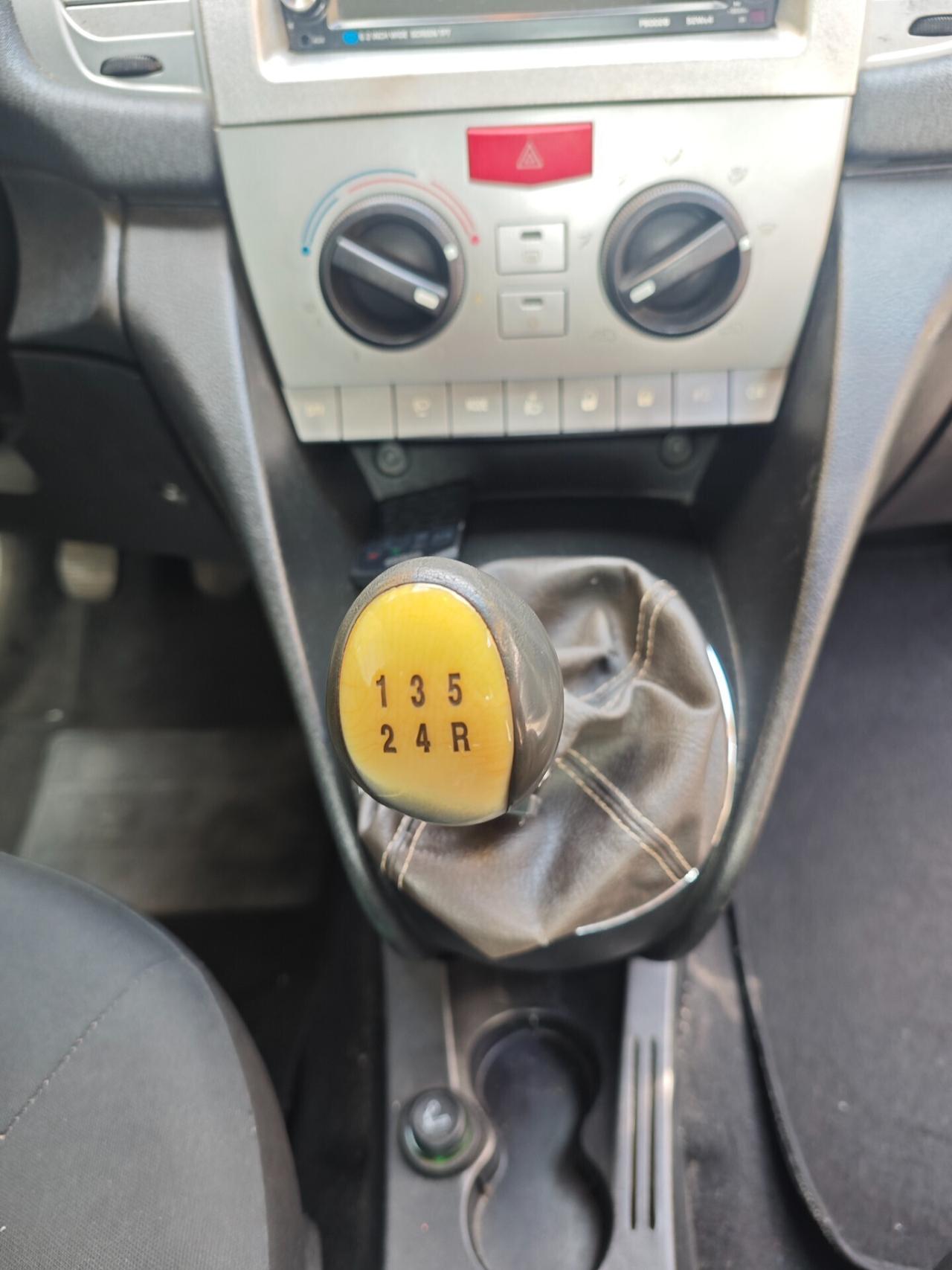 Lancia Ypsilon 1.3 MJT 75 CV Versus