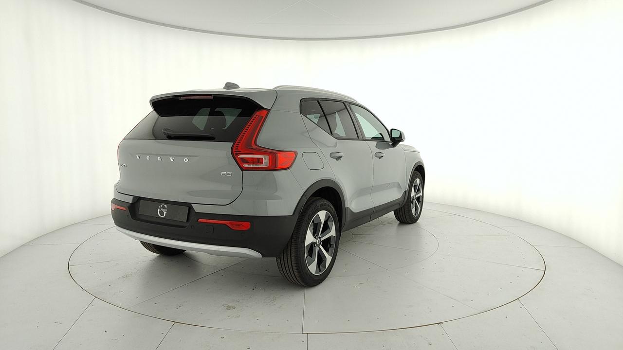 VOLVO XC40 Core B3 AUT