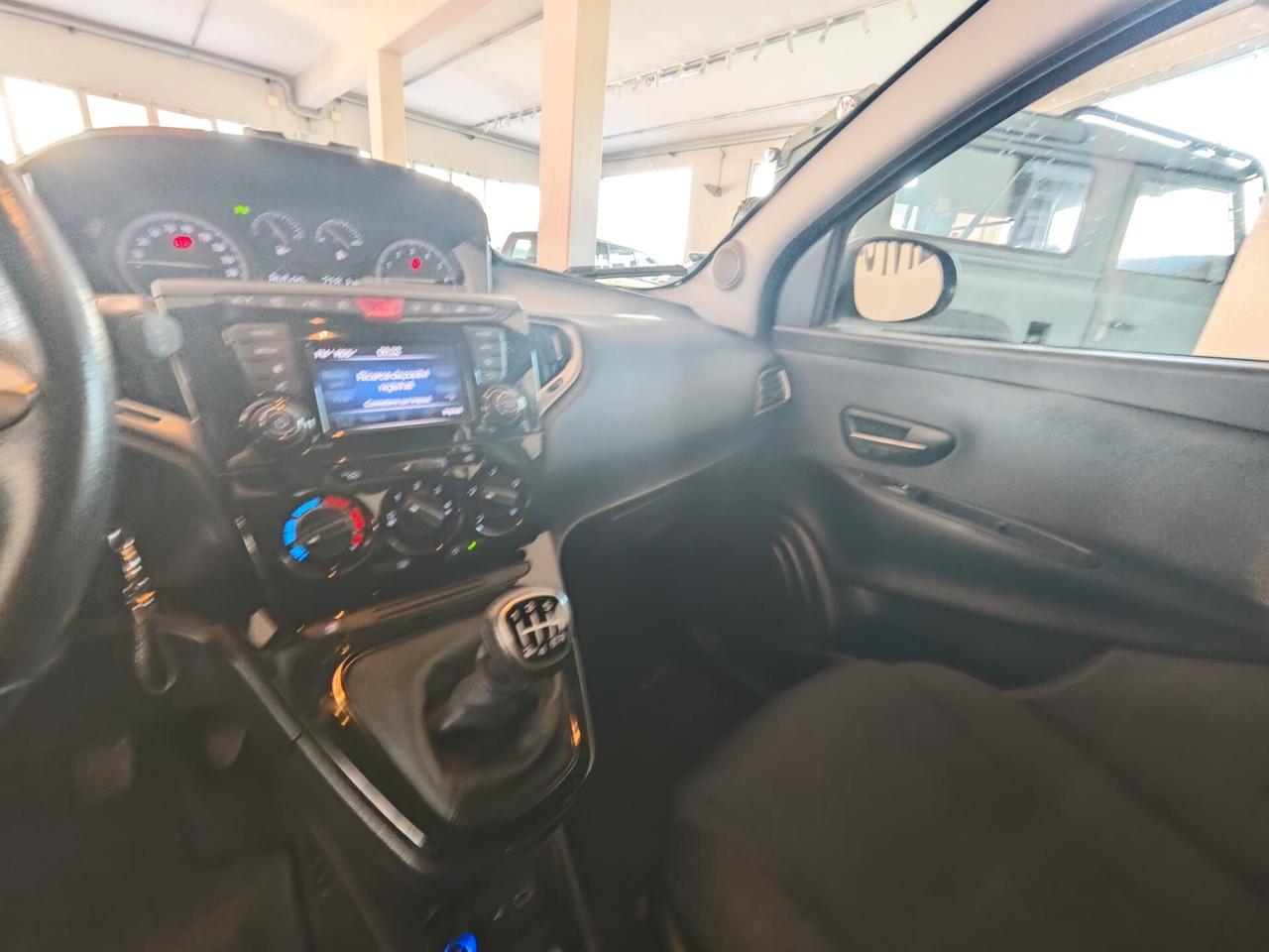 Lancia Ypsilon 1.0 FireFly 5 porte S&S Hybrid Ecochic Silver