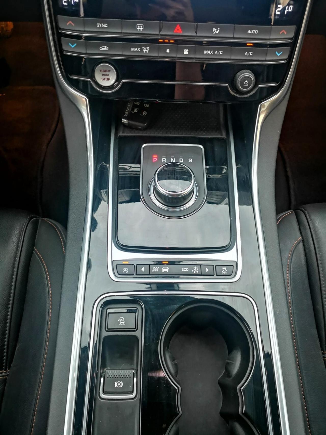 Jaguar XE 2.0 D 180 CV aut. ***PELLE***NAVI***