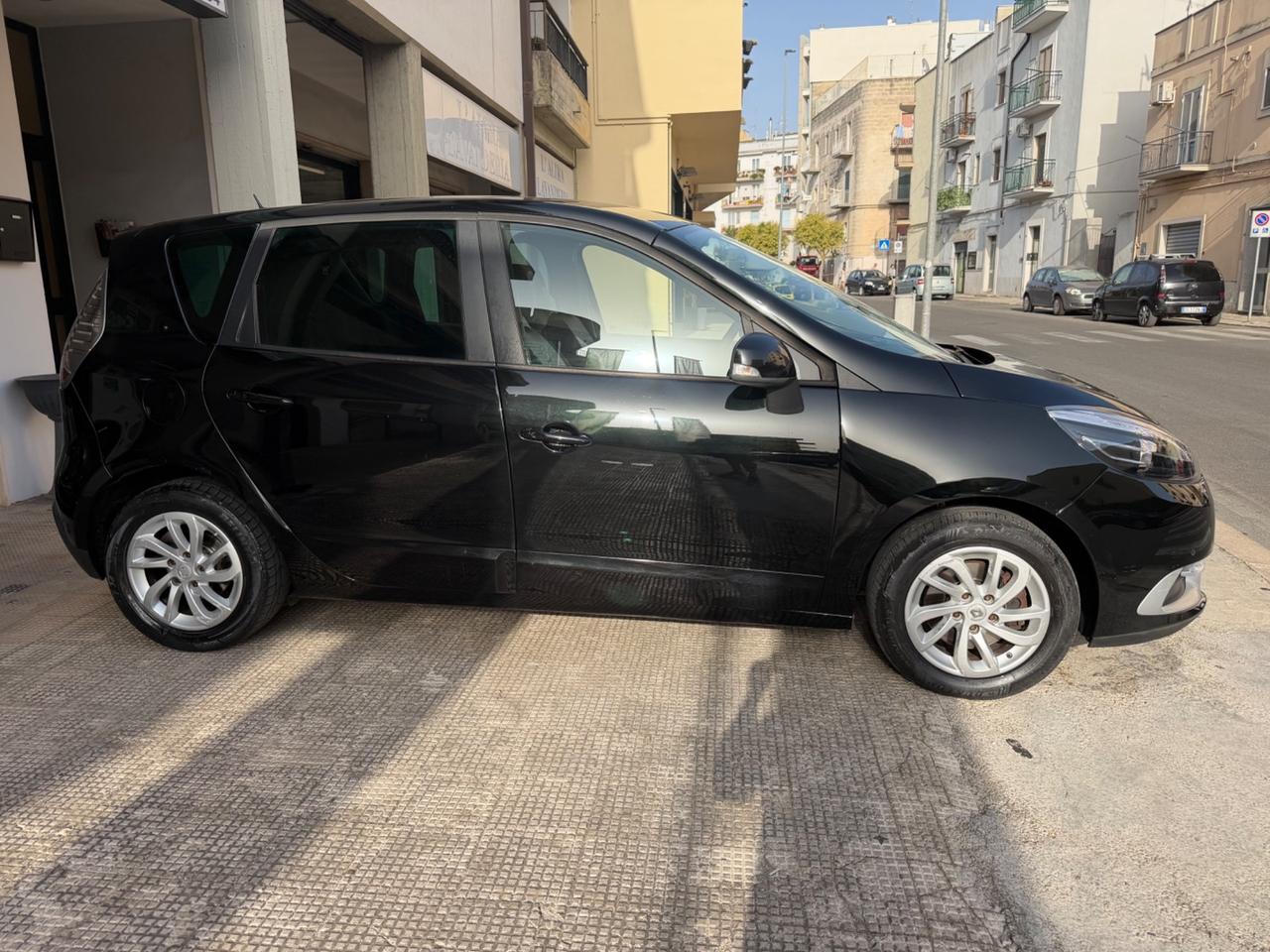Renault Scenic Scénic XMod dCi 110 CV EDC Limited