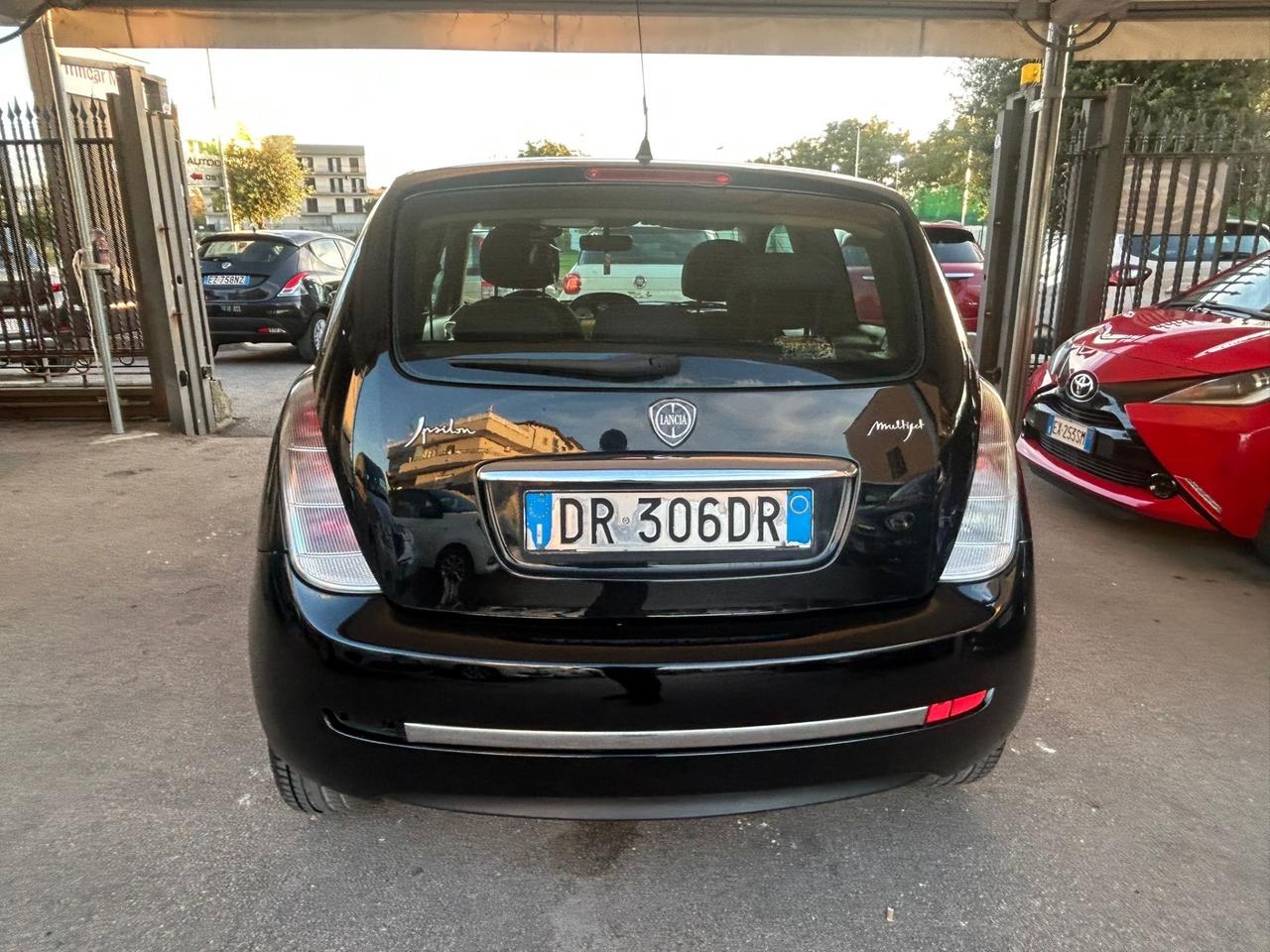 Lancia Ypsilon 1.3 MJT 75 CV versus