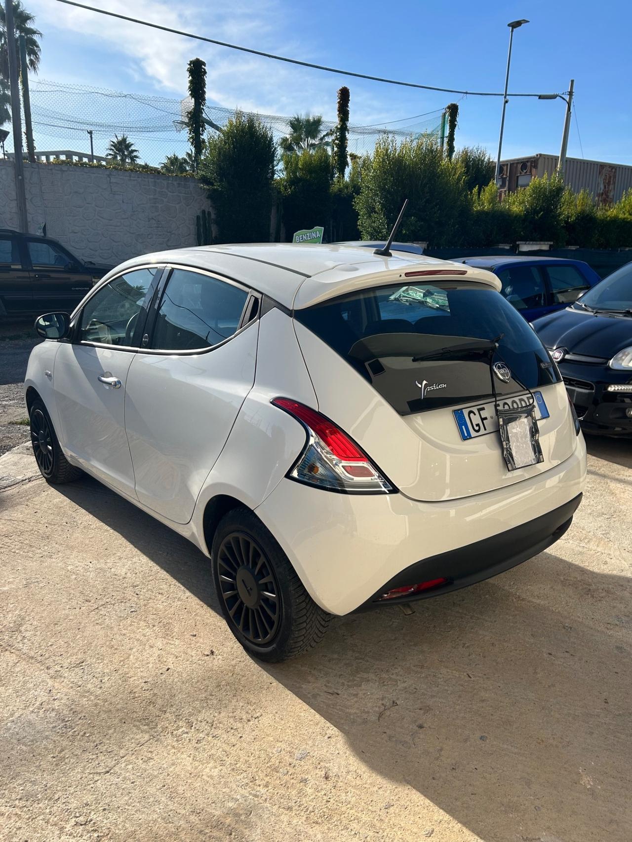 Lancia Ypsilon 1.0 FireFly 5 porte S&S Hybrid Ecochic Silver
