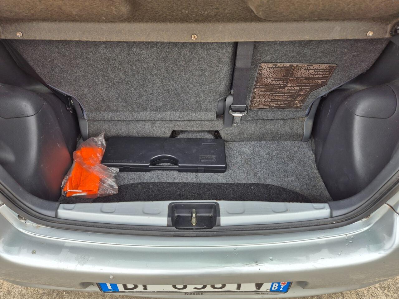 Toyota Yaris 1.0i 16V cat 5 porte neopatentati