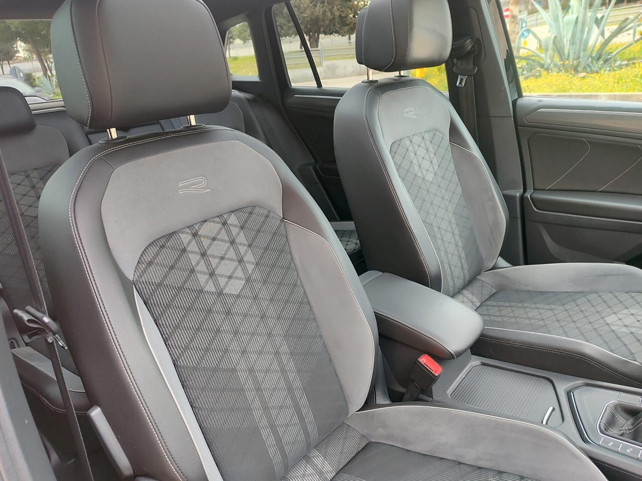 Volkswagen Tiguan 2.0 TDI 150 CV DSG R-Line TETTO APRIBILE