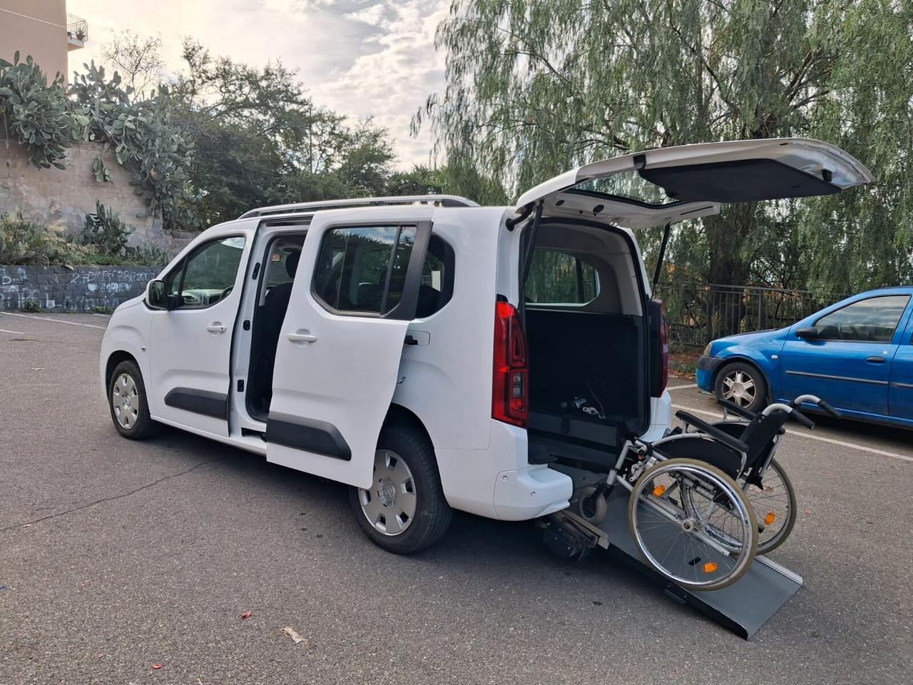 Opel Combo Life Pianale ribassato con rampa disabili in carrozzina