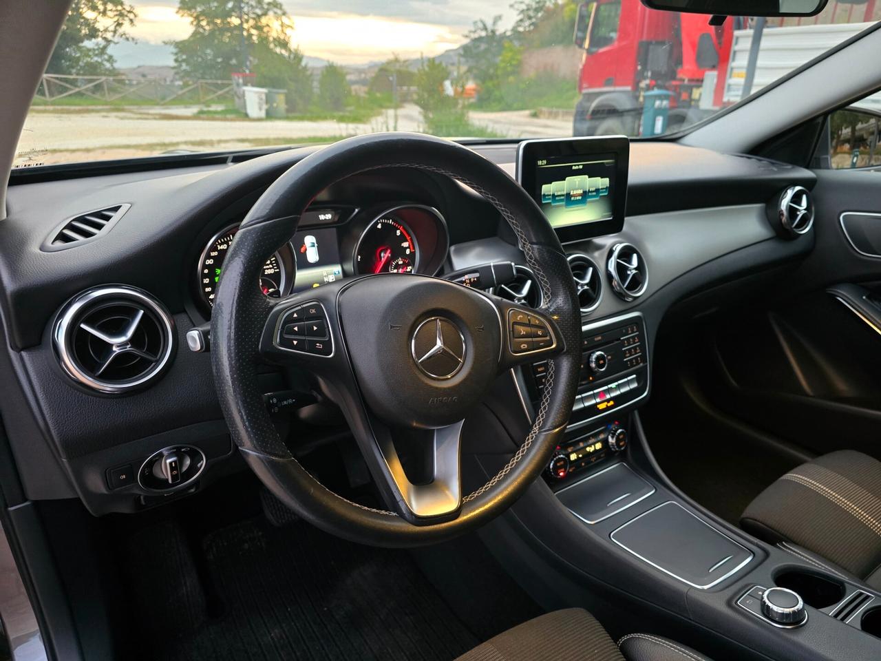 Mercedes-benz GLA 180 d Premium